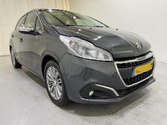 Vaurioauto  passenger cars Peugeot 208 HB 1.2 Allure Navi/Clima/Pano 2017/3