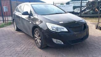 Vrakbiler auto Opel Astra Astra J Sports Tourer (PD8/PE8/PF8), Combi, 2010 / 2015 1.7 CDTi 16V 2011/6