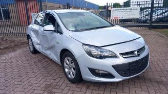 Vrakbiler auto Opel Astra Astra J (PC6/PD6/PE6/PF6), Hatchback 5-drs, 2009 / 2015 1.4 Turbo 16V ecoFLEX 120 2015/9
