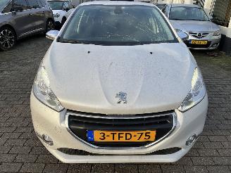 Peugeot 208 1.2 Pure Tec  5 drs picture 2