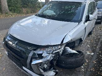 krockskadad bil auto Mitsubishi Outlander 2.4 PHEV   Intense  Automaat 2018/10