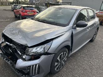skadebil auto Peugeot 208 1.2 Hybrid  Automaat Style  met 2836 Km  ( nieuwprijs 30500,00 ) 2025/8