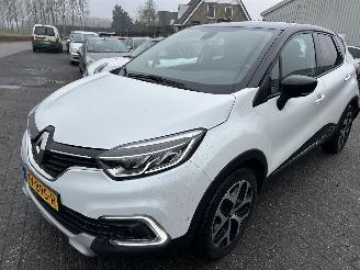Damaged car Renault Captur 1.3 TCe  Intens  Automaat    ( 43455 Km ) 2019/3
