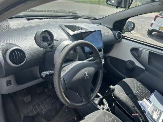 Peugeot 107 1.0 picture 8