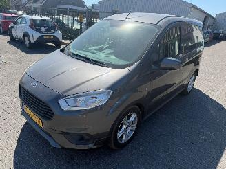 krockskadad bil bedrijf Ford Transit Courier Van 1.5 TDCI 2021/10