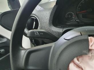 Volkswagen Up! 1.0 Take picture 16