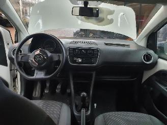 Volkswagen Up! 1.0 Take picture 9