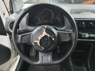 Volkswagen Up! 1.0 Take picture 11