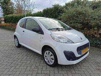 Damaged car Peugeot 107 1.0 Access Accent airco 2012/9