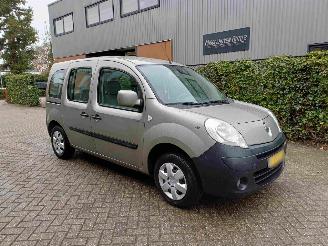Vaurioauto  passenger cars Renault Kangoo Family 1.6-16V Expression invalide / rolstoel vervoer 2008/3