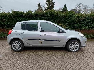 Renault Clio 1.2-16V Special Rip Curl picture 12