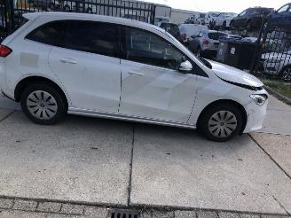 Unfallwagen Mercedes B-klasse B200D Automaat 2021/8
