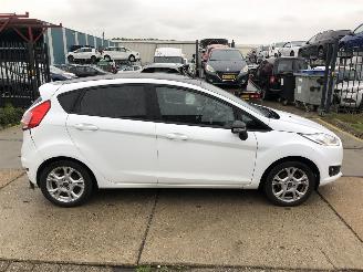 damaged passenger cars Ford Fiesta 1.0i White Edition 5 drs 2016/2