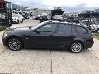 krockskadad bil auto BMW 3-serie 318i Touring 2007/9