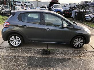 skadebil auto Peugeot 208 1.2i 60kW E5 airco navi 2012/11