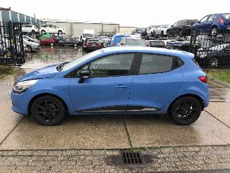 Vaurioauto  passenger cars Renault Clio 0.9tce HB NAVI, LM VELGEN 2013/2
