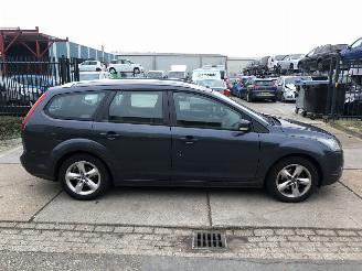 Unfallwagen Ford Focus 16i 74kW E5 Combi 2011/1