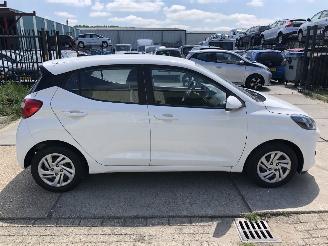 krockskadad bil auto Hyundai I-10 1.0i 49kW E6 Comfort AIRCO 2023/3