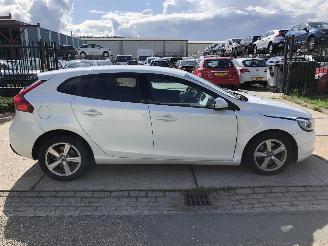 damaged passenger cars Volvo V-40 2.0 T2 Momentum 90kW E6 2015/10