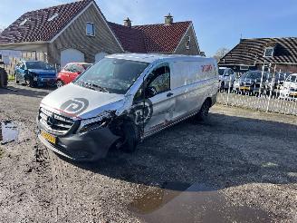 krockskadad bil bedrijf Mercedes Vito 114 cdi automaat !! 2022/3