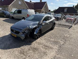 Coche accidentado Volvo V-40 R-design 1.5 t3 Automaat weinig km !! 2019/3