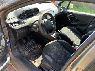 Peugeot 208 1.2 VTI picture 11