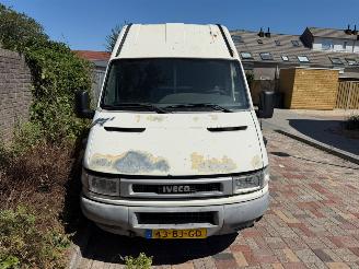 krockskadad bil bedrijf Iveco Daily 35S10V  330  H2 2003/7