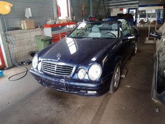 Vrakbiler auto Mercedes CLK CLK (R208), Cabrio, 1997 / 2002 3.2 320 V6 18V 2000/4