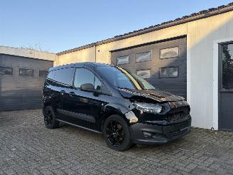 Schadeauto Ford Transit courier 2017/10