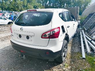 damaged passenger cars Nissan Qashqai Nissan Qashqai 1.6 Visia 2013/1