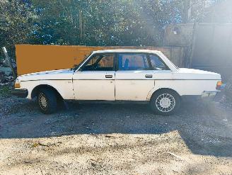 Démontage voiture Volvo 240 DL AUTOMATIC 1982/1