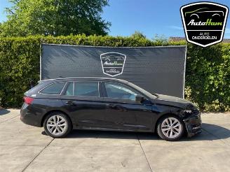 Vrakbiler auto Skoda Octavia Octavia Combi (NXAC), Combi 5-drs, 2019 1.0 TSI 12V 2021/8