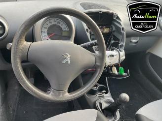 Peugeot 107 107, Hatchback, 2005 / 2014 1.0 12V picture 16