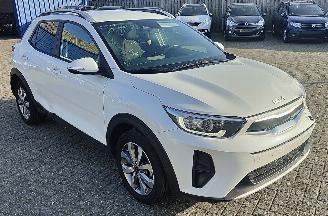 Kia Stonic Kia Stonic Edition 7  lichte rijdende schade ! picture 6