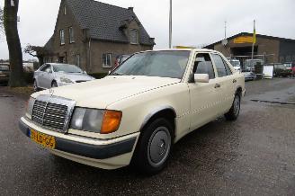 Unfallwagen Mercedes 200-300D 200 D 124 type sedan automaat 1991/1