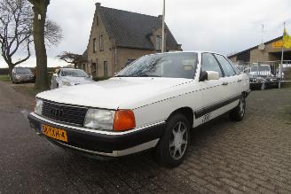 damaged passenger cars Audi 100 5 CILINDER BENZINE AIRCO 1984/2