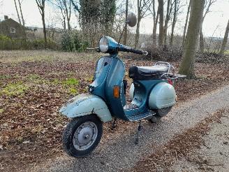 damaged motor cycles Vespa  125 cc klassieke motorfiets voor restauratie 1982/12