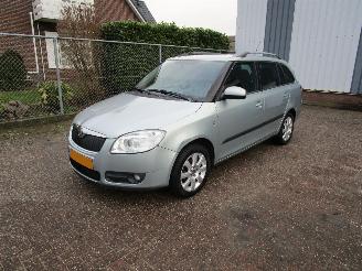 krockskadad bil auto Skoda Fabia 1.4 16V Clima Radio/CD 2010/3