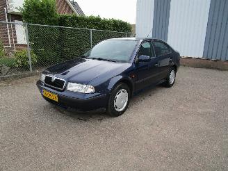 Coche accidentado Skoda Octavia 1.6 Airco Radio/CD 2000/9