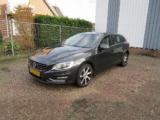 uszkodzony samochody osobowe Volvo V-60 2.4 D6 AWD Hybride Camera Navi 2013/9