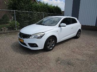 Damaged car Kia Pro cee d 1.4 Navi Camera Airco 2011/2