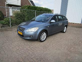 Damaged car Kia Ceed 1.6 CRDI Navi Airco Radio/CD 2009/5