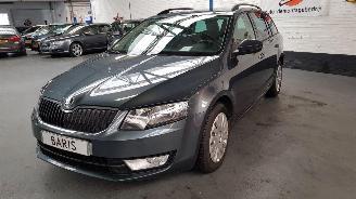Unfallwagen Skoda Octavia 1.6 TDI GREENLINE 16V COMBI/O 4DRS DSL 1.598CC 81KW 110PK 2016/1