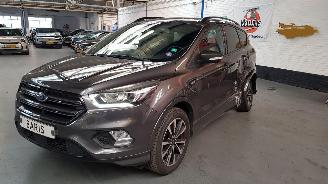 uszkodzony samochody osobowe Ford Kuga 1.5 ECOBOOST16V 120 SUV  BENZ 1.499CC 88KW 120PK 2017/10