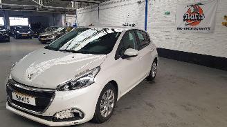 Voiture accidenté Peugeot 208 1.2 PureTech Active 2017/5