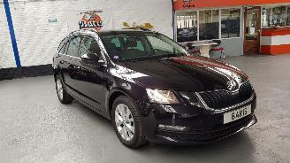 Vaurioauto  passenger cars Skoda Octavia 1.0 TSI 12V COMBI 4DRS BENZ 999CC 85KW 116PK 2020/9