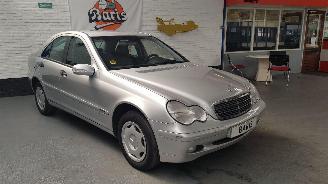 skadebil auto Mercedes C-klasse 1.8 C-180K 16V AUT SEDAN 4DRS BENZ 1.796CC 105KW 143PK 2003/9
