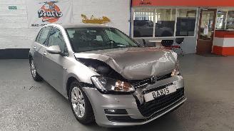 krockskadad bil auto Volkswagen Golf 1.0 TSI 12V BLUEMOTION   BENZ 999CC 85KW  116PK 2015/8