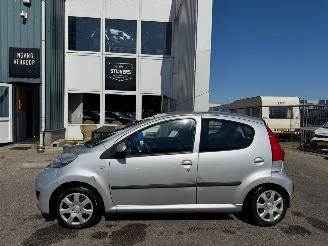 Peugeot 107 Peugeot 107 1.0-12V Urban Move picture 2