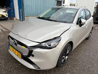 uszkodzony samochody osobowe Mazda 2 1.5 AUTOMAAT SkyActiv-G 90 Centre-Line BJ  2023 44.763 KM 2023/9